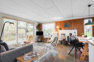 un soggiorno con un divano e un tavolo di 1083-Ringkobing-Spaettedalen-6 a Nørby