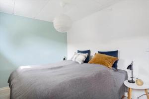 una camera da letto con un letto grande con pareti blu di 1083-Ringkobing-Spaettedalen-6 a Nørby