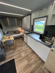 TV a/nebo společenská místnost v ubytování Glamping Chatka Podlesí