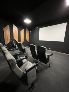 ein Konferenzraum mit Stühlen und einer großen weißen Leinwand in der Unterkunft Rest and Perfect Location in Dosquebradas + 30 Fotos