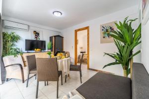 a dining room with a table and chairs at Executive Apartment with Balcony - High-End Paseo Marítimo Fuengirola in Fuengirola +12 photos