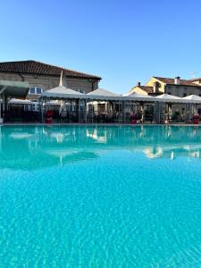 Bazén v ubytování Locanda Corte Arcangeli nebo v jeho okolí