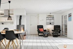 un soggiorno con tavolo e sedie nere di 2252-Ringkobing-Lyngvejen-16 a Ringkøbing