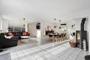 un soggiorno con un divano e un tavolo di 2252-Ringkobing-Lyngvejen-16 a Ringkøbing