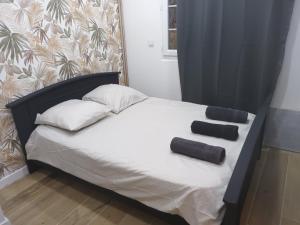 a bed with two towels on top of it at Nature et calme d'Angers in Saint-Martin-du-Fouilloux