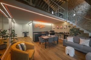 Ruang duduk di Il Parione Luxury Apartment with view, Florence