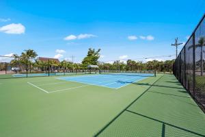 Loggerhead Cay 302 W Bikes Pool On Beach!内部或周边的网球和/或壁球设施