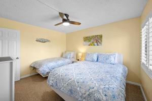 Loggerhead Cay 302 W Bikes Pool On Beach!客房内的一张或多张床位
