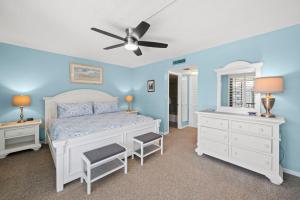 Loggerhead Cay 302 W Bikes Pool On Beach!客房内的一张或多张床位