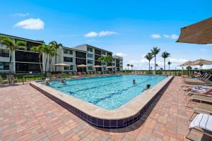 Loggerhead Cay 302 W Bikes Pool On Beach!内部或周边的泳池