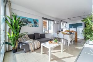 フエンヒロラにあるHigh-End Vistamar Apartment - Fuengirola Beachのソファとテーブルのあるリビングルーム