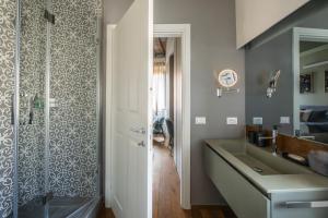 Bilik mandi di Il Parione Luxury Apartment with view, Florence