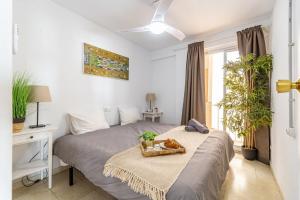 フエンヒロラにあるHigh-End Vistamar Apartment - Fuengirola Beachのベッドルーム1室(トレイ付きベッド1台付)