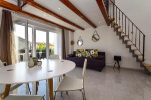 een woonkamer met een tafel en een bank bij Mary Rose in Vodice