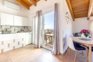 a kitchen and dining room with a table and chairs at Nura's - Casa El Trò in Alghero