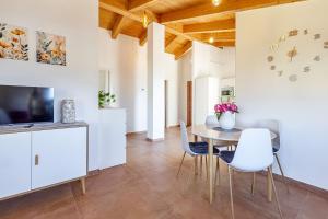a dining room with a table and chairs at Nura's - Casa El Trò in Alghero