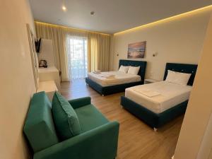Postel nebo postele na pokoji v ubytování Hotel Adriatik Ksamil