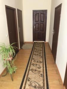un pasillo con dos puertas y una alfombra en Окремий номер, en Chernivtsi