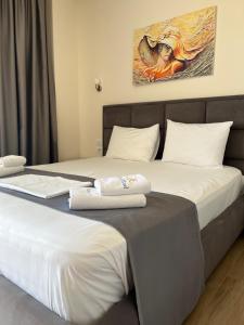 Postel nebo postele na pokoji v ubytování Hotel Adriatik Ksamil + 18 fotografií