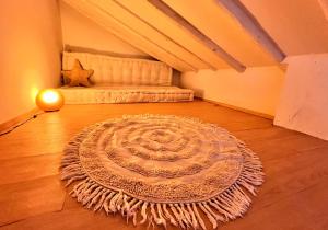a room with a rug on a wooden floor at Downtown Dreams in Madrid