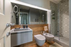 Bilik mandi di Il Parione Luxury Apartment with view, Florence