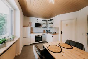 Køkken eller tekøkken på Ferienwohnung - Zur Waldruhe