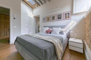Katil atau katil-katil dalam bilik di Il Parione Luxury Apartment with view, Florence
