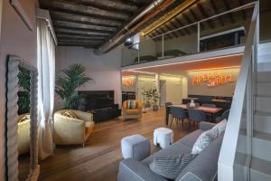 Ruang duduk di Il Parione Luxury Apartment with view, Florence