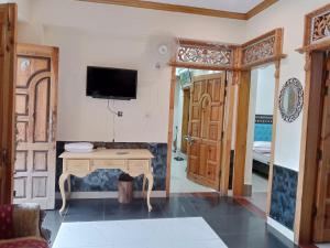 Televisyen dan/atau pusat hiburan di Bhurban Mountain view cottage