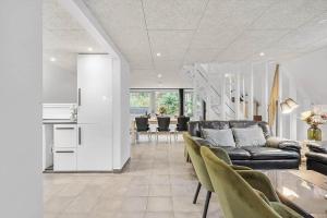 un soggiorno con un divano e un tavolo di 1106-ringkobing-Klitrosevej-4 a Nørby