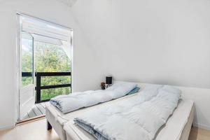 un grande divano bianco in una stanza con finestra di 1106-ringkobing-Klitrosevej-4 a Nørby