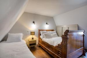 Maison 3 pièces , terrasse LA BOUQUERIE في سارلا لا كانيدا: غرفة نوم بسريرين توأم ومصباح