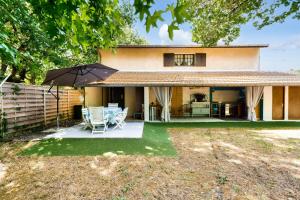 an image of a house with an umbrella at Maison de campagne - maeva home - Maison 4 pièces 6 personnes - Confort MAE-7261 in Carcans