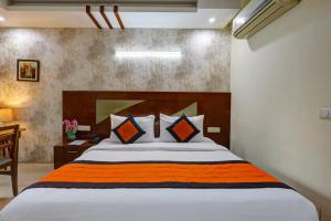 古尔冈Hotel Bstays Iffco Metro, Near Fortis Hospital -Gurugram的一间带大床和书桌的卧室