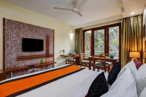 古尔冈Hotel Bstays Iffco Metro, Near Fortis Hospital -Gurugram的一间带床和餐厅的酒店房间