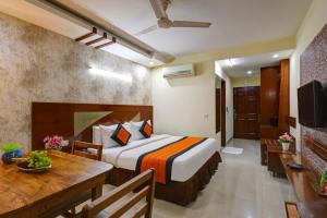古尔冈Hotel Bstays Iffco Metro, Near Fortis Hospital -Gurugram的一间带床和餐厅的酒店房间