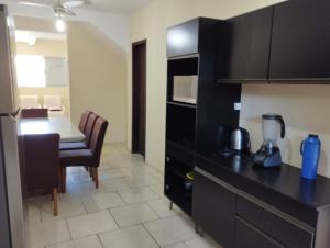 Η κουζίνα ή μικρή κουζίνα στο Sobrado com 3 quartos perto do mar #04