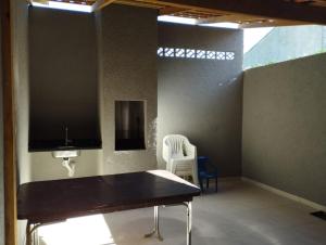 Μια τηλεόραση ή/και κέντρο ψυχαγωγίας στο Sobrado com 3 quartos perto do mar #04