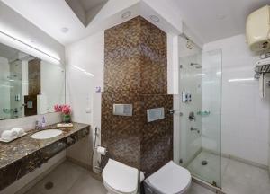 Hotel Bstays Iffco Metro, Near Fortis Hospital -Gurugram的一间浴室