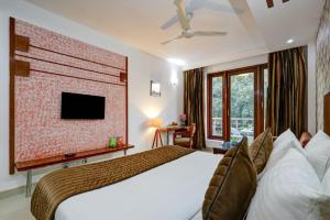 Hotel Bstays Iffco Metro, Near Fortis Hospital -Gurugram的电视和/或娱乐中心