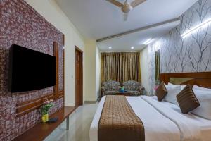 Hotel Bstays Iffco Metro, Near Fortis Hospital -Gurugram的电视和/或娱乐中心