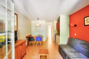 ein Wohnzimmer mit Sofa und Tisch in der Unterkunft La résidence du Lac - maeva Home - Appartement 2 pièces 4 personnes - Sélection MAE-0263 in Monflanquin