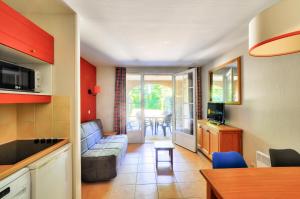 ein Wohnzimmer mit Sofa und Tisch in der Unterkunft La résidence du Lac - maeva Home - Appartement 2 pièces 4 personnes - Sélection MAE-0263 in Monflanquin