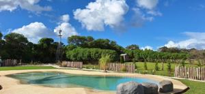 una piscina in un giardino con delle rocce di IZ chapa Casa 2 - Casa en Chapa a estrenar a cuatro cuadras de Luna Roja - Hola Sur a Chapadmalal Altre 10 foto