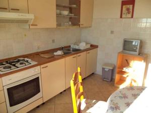Η κουζίνα ή μικρή κουζίνα στο Two-Bedroom Apartment in Pula II