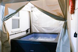 Imagine din galeria proprietății Hyacinth Apartments - Hot Tub Garden Escape - Adults only în Brighton & Hove