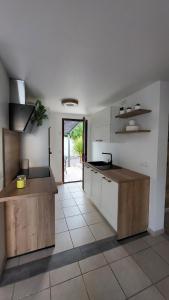 eine Küche mit weißen Wänden und Holzoberflächen in der Unterkunft Maison Quartier du Phare in La Tranche-sur-Mer