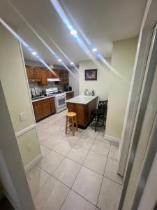 Una cocina con una mesa y sillas en una habitación. en Your Comfortable Home Away From Home, en North Bergen 2 fotos más