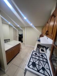 una cocina con estufa y encimera en Your Comfortable Home Away From Home, en North Bergen
