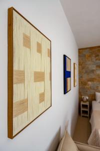 un grande dipinto sulla parete di una camera da letto di Kyma & Anemos Suites a Naoussa